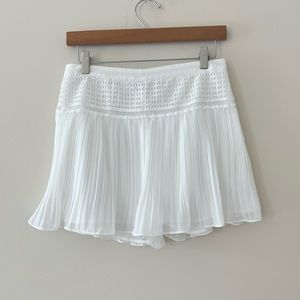 Ali & Jay white flowy pleated mini shorts‎ size small